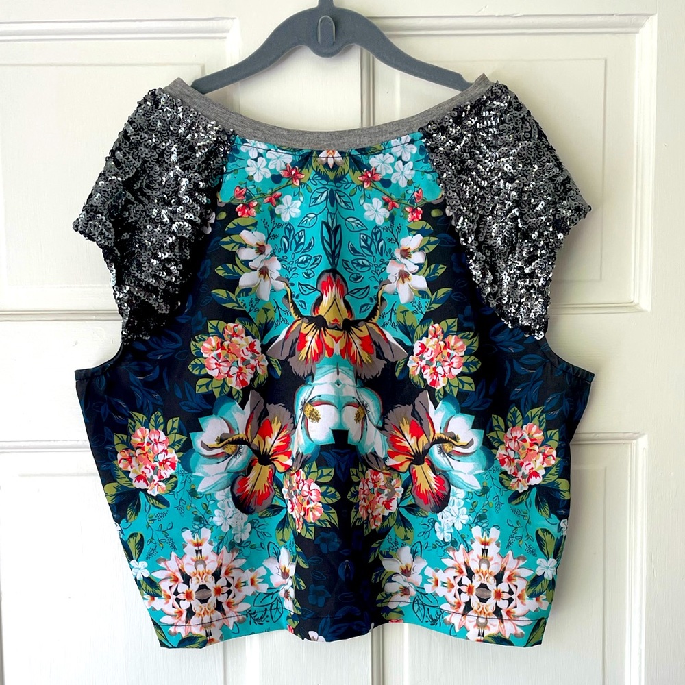 Decorative sequin small crop top. Blue/grey base